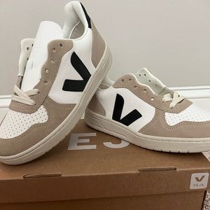 White Black Sahara Leather Veja Sneakers
Size: US 7, EUR 38